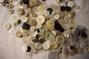 Vintage Knöpfe groß und klein Bakelit, Zelluloid Stück cremeweiß perlenfarben - Bild 1 von 6