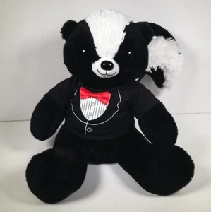 Build A Bear Stinktier weiches Plüsch Kuscheltier mit Outfit schwarz T-Shirt Fliege - Bild 1 von 8