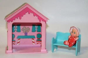 Vintage Galoob "So Small Babies" Candy House, Bench & Patsy Peppermint Baby 1989 - Picture 1 of 4