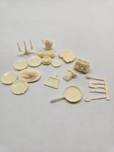 Lote de accesorios de mini platos de plástico para casa de muñecas de colección Marx Toys hechos en Hong Kong - Imagen 1 de 4