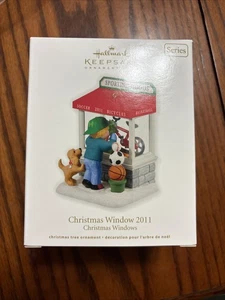 Hallmark Ornament: Artículos deportivos con ventana de Navidad 2011 | QXC5020 | 9º en serie - Imagen 1 de 2