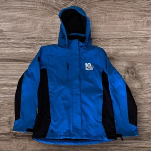 Stormtech Waterproof Jacket Mens Medium Full Zip Hooded Local News Branded - Picture 1 of 2