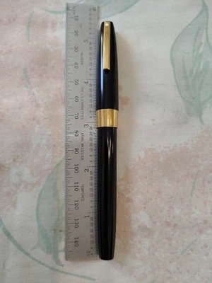Sheaffer 550 Black Resin 14k Gold Fine Nib Fountain Pen USA - Image 1 of 4