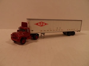 HO SCALE CUSTOM MACK S/A D/C TRUCK WITH 45 FT. Kastenanhänger A.P.A. - Bild 1 von 3