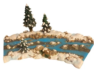 DEPT 56 VILLAGE MILL CREEK CURVED SECTION #52634 WITH THREE TREES MINT CONDITION - Bild 1 von 3