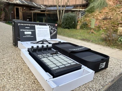 Traktor Kontrol F1 Loop und SampleDJ Controller mit Tasche - Bild 1 von 4