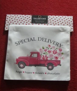 Hobby Lobby Valentines Day Special Delivery Table Runner 13" x 72" - Imagen 1 de 6