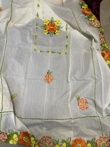 Vintage Embroidered Rectangle Table Cloth 8 Napkins 2 Centre Pieces Kitchen - Picture 1 of 9