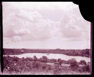 (1) ONE EARLY 1900s GLASS NEGATIVE; LARGE LAKE WITH COTTAGES. 4 BY 5 - Picture 1 of 1