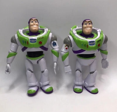 Par de figuras de acción posables Buzz Lightyear de Toy Story 4 de Disney Pixar sin cascos Foto 1 de 4