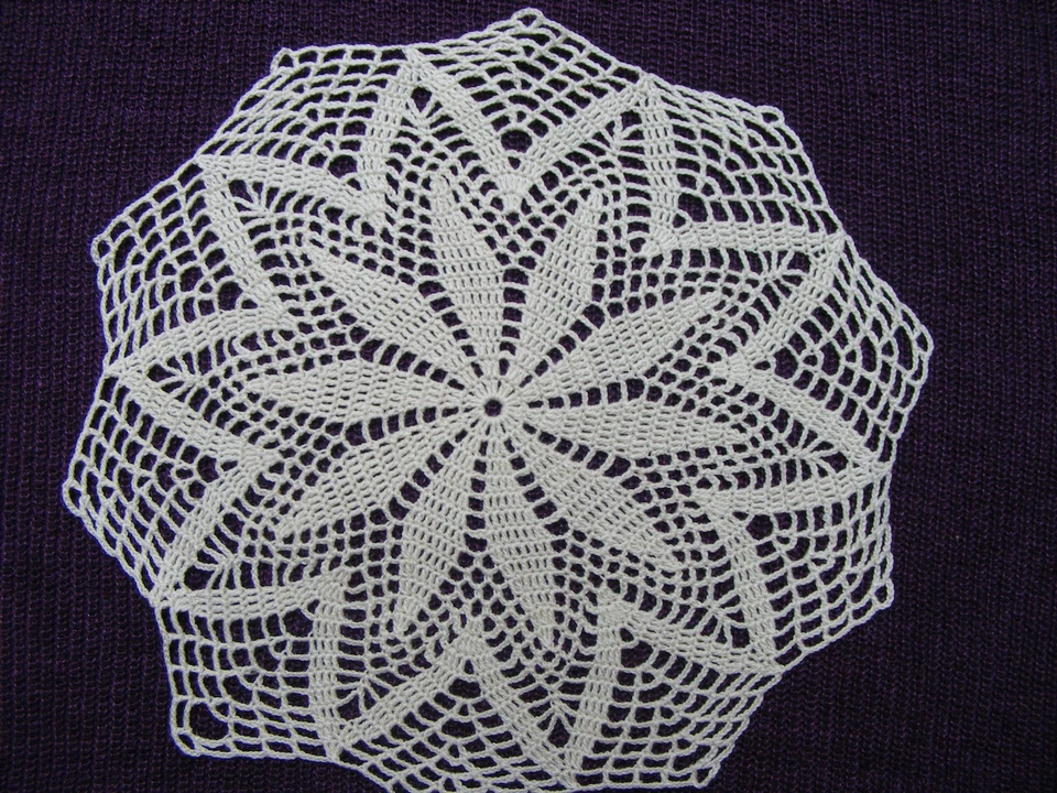 Spitzendeckchen vintage Spitze Tischdecke gehäkelt Deckchen Untersetzer alt Oma - Bild 1 von 1