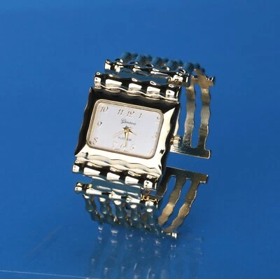 Mujeres Diseñador Estilo Acabado Dorado Moda Brazalete Ancho Puño Reloj de Moda Foto 1 de 4
