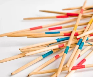 2 x Mikado Spiele in Holzbox - 2 x 31 Stäbe Spiel Urlaub Gesellschaft - Bild 1 von 4