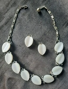 Vintage Lisner White Thermoset Choker Necklace And Clip On Earrings - Picture 1 of 8