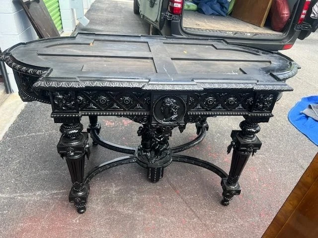Antiga mesa de centro francesa de laca preta, mármore faltando - Imagem 1 de 4