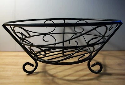 Винтажная черная прокручиваемая металлическая фруктовая чаша/корзина на ножках - Изображение 1 из 4