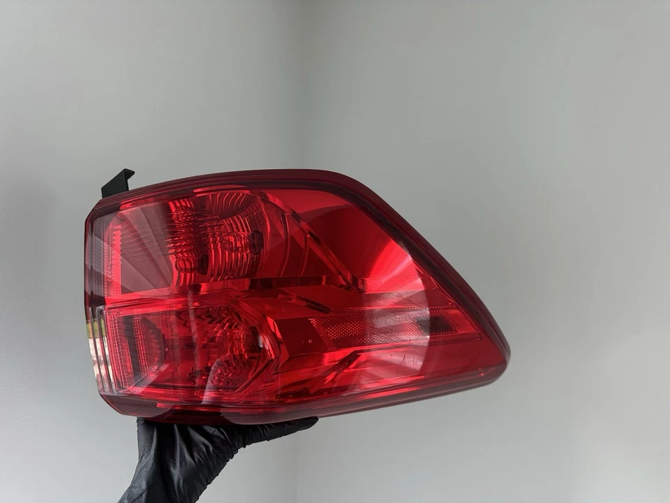 Luz trasera lateral izquierda para conductor Nissan Pathfinder 2017-2020 OEM Foto 1 de 4