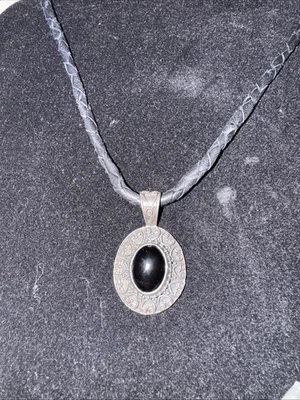 Collar con cordón de cuero trenzado colgante de ley 925 y ónix cierre de palanca Foto 1 de 4