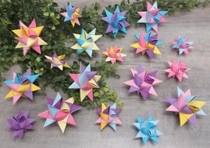 18er Set Papier Stern Ornamente Mehrfarbig Pastelltöne 2 1/2 + 3 1/2 Zoll Kinderzimmer - Bild 1 von 8