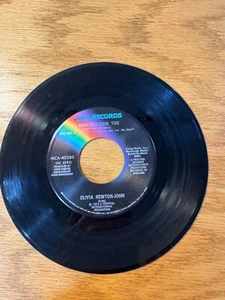 Olivia Newton-John - I Honestly Love You; Home Ain't Home Anymore - Vinyl 45 RPM - Imagen 1 de 2