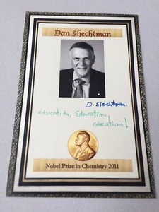 DAN SHECHTMAN Nobelpreis Chemie 2011 signed Foto 10x15 Autogramm + Zitat - Bild 1 von 1