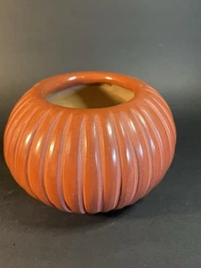 "Cuenco de melón naranja de Santa Clara Pueblo Matriach Angela Baca 3,5"" X 4,5""" - Imagen 1 de 15
