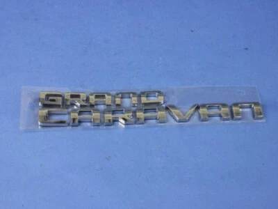 11-20 GRAND CARAVANA PUERTA LEVADIZA EMBLEMA PLACA DE IDENTIFICACIÓN INSIGNIA FABRICANTE ORIGINAL NUEVO MOPAR 68087121AA Foto 1 de 2