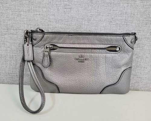 Pochette pochette da polso Coach in pelle metallizzata argento nuova senza etichette autentica