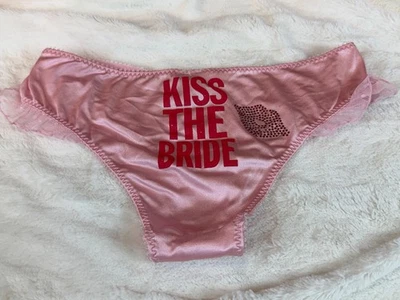 Victoria's Secret I Do KISS THE BRIDE Brillante Volantes Vintage Rosa Panty/Lazo Rojo Foto 1 de 4