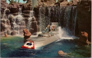 Postal vintage de DISNEYLAND Anaheim CA ""SUBMARINE FALLS"" Tomorrowland E-8 sin usar - Imagen 1 de 2