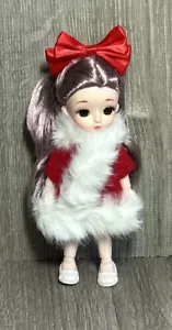 6" BJD Puppe, lila Haare, rote Schleife, rot-weißer Weihnachtsmantel und weiße Schuhe - Bild 1 von 5