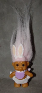 Muñeca Troll 2" Russ Standing Baby Easter Bunny Pelo Rosa - Imagen 1 de 1
