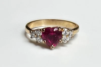 Anel em tom dourado com coração vermelho e pedras simuladas de zircônia cúbica~tamanho 7~TÃO FOFO! - Imagem 1 de 4