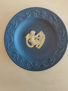 Wedgwood blau Jasperware Amor mit Schleife 4 3/8" Patrizier Tablett Schmuck Teller Cherub - Bild 1 von 4