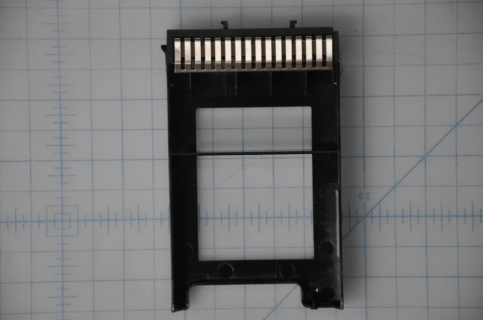 Lenovo ThinkSystem Hot-Swap 2.5" HDD Filler, 00WF660 - Image 1 of 2