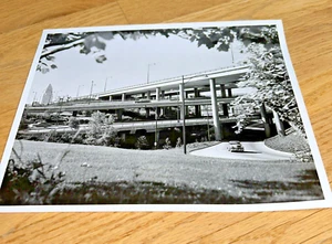 Fotografía en blanco y negro de Cloverleaf of the Los Angeles Freeway California de 1950 - Imagen 1 de 5