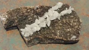 Arizona Calcit Sägezahn Form Kristalle mit Druzy auf schwarzer Matrix - Bild 1 von 7