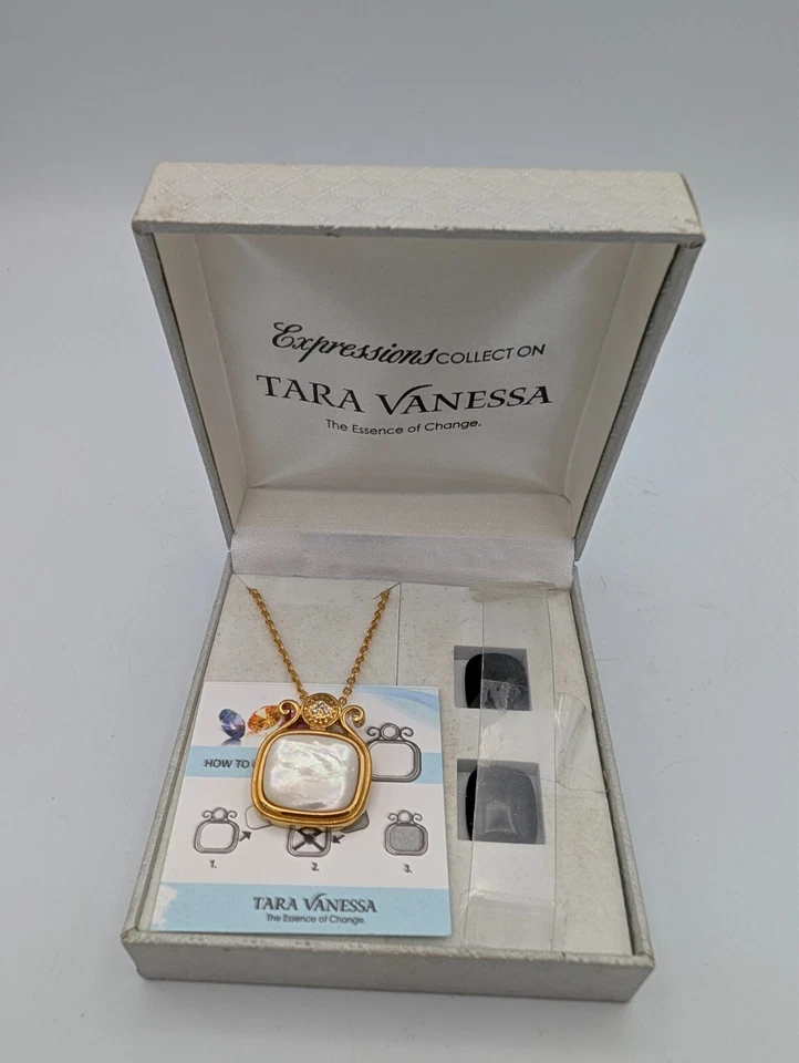 Collar Tara Vanessa tono dorado con colgante de piedra intercambiable Foto 1 de 3