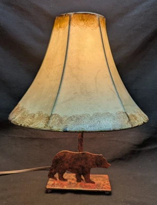"Lámpara de mesa de oso de metal rústico con pantalla decoración de cabina de 15"" de alto - funciona" Foto 1 de 4