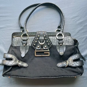 GUESS Umhängetasche schwarz Monogramm Logo Silber Nieten Akzent Glam Y2K - Bild 1 von 19