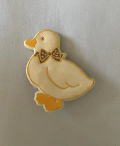 Prendedor de solapa de pato de Pascua fantasías de Pascua tarjetas sello vintage 1984 - Imagen 1 de 3