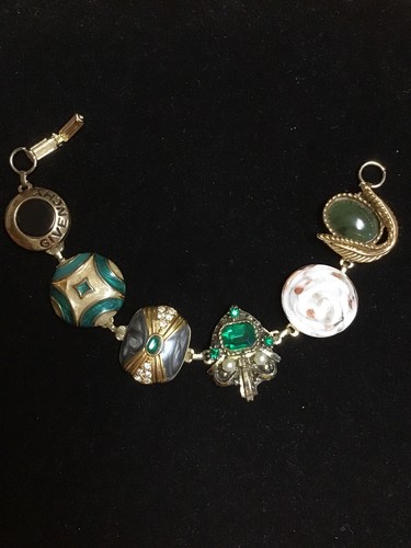 Splendido Bracciale Vintage Firmato Givenchy Smalto e Finto Smeraldo Passerella 8"