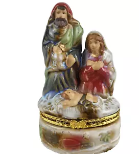 Portagioie presepe in ceramica con coperchio incernierato, tono oro, Maria Giuseppe Gesù 4" - Foto 1 di 3