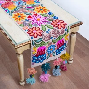 Corredores de mesa florales hechos a mano desde Perú - Corredores de mesa blancos de lujo bordados - Imagen 1 de 4