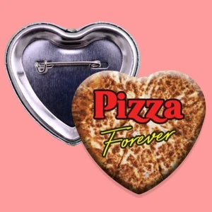 Botón en forma de corazón Pizza Forever de 2,25"" NUEVO - insignia alfiler foodie plato profundo nueva york - Imagen 1 de 2