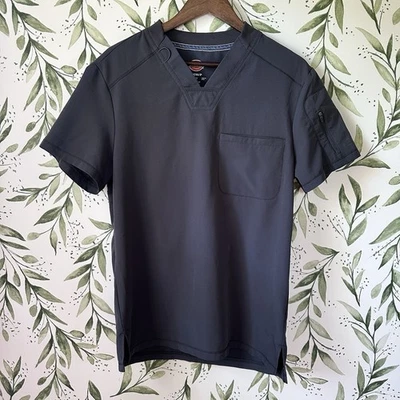 Blusa Médica Dickies para Hombre con Cuello en V. Gris. Pequeño. Foto 1 de 4