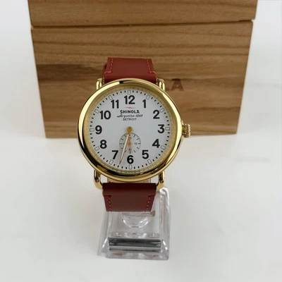 Reloj de cuarzo para hombre Shinola The Runwell 47 mm esfera dorada blanca correa de cuero marrón Foto 1 de 4