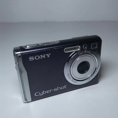 Sony CyberShot DSC-W80 PER PARTI DI RICAMBIO ROTTA ERRORE BATTERIA NON INCLUSA - Immagine 1 di 4