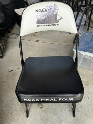 NCAA 1987 final de baloncesto asiento de cuatro pisos silla plegable hoosiers junto a la cancha IN Foto 1 de 4