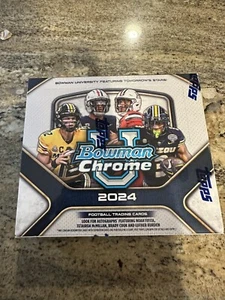 2024 TOPPS BOWMAN U UNIVERSITY CHROME FOOTBALL FACTORY SEALED JUMBO BOX IN HAND! - Bild 1 von 4